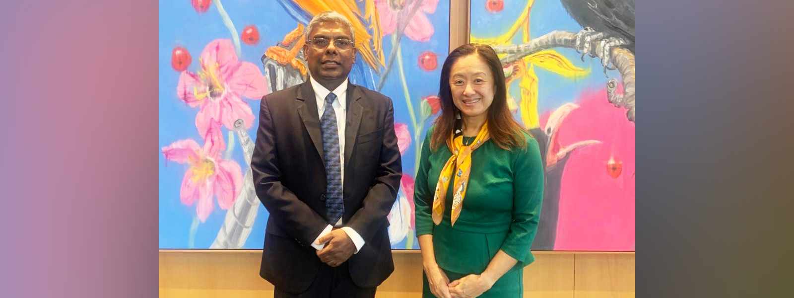 ජූලි චන්ග් සහ ගෝමික උඩුගමසූරිය අතර හමුවක්